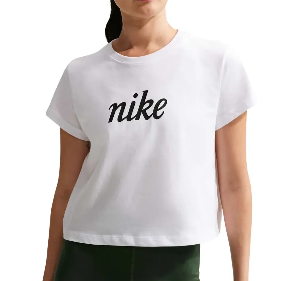Mulher vestindo blusa branca Nike com logo preto, fundo branco